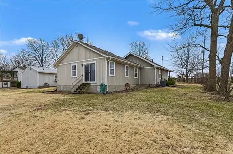 Exterior - 1492 SW Hook Rd, Lees Summit, MO 64082 photo 7 of 11