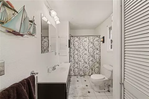 Bath - 1492 SW Hook Rd, Lees Summit, MO 64082 photo 3 of 4