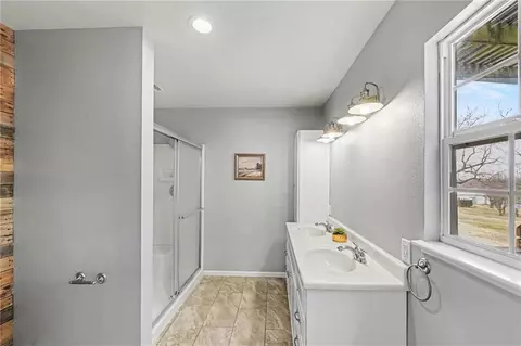 Bath - 1492 SW Hook Rd, Lees Summit, MO 64082 photo 2 of 4