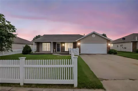 727 Country Ln, Raymore, MO 64083
