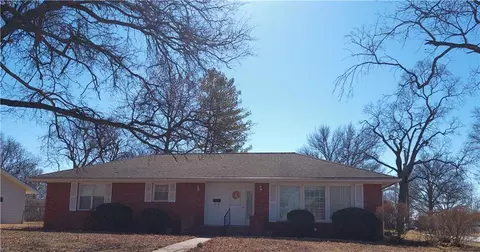 1 Holly Ln, Paola, KS 66071