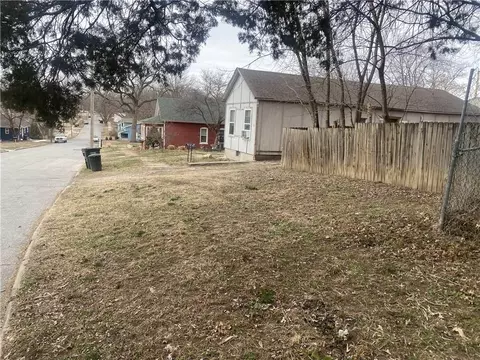812 Kickapoo St, Leavenworth, KS 66048 photo 3