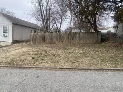 812 Kickapoo St, Leavenworth, KS 66048 photo 2