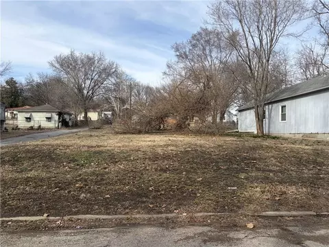 1028 Pottawatomie St, Leavenworth, KS 66048