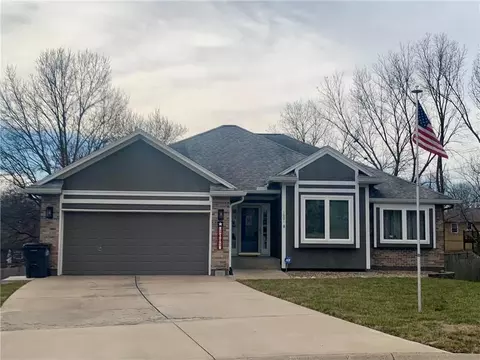1001 NW Creek Side Cir, Blue Springs, MO 64015