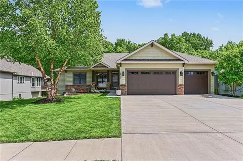 18301 Belinda Dr, Smithville, MO 64089