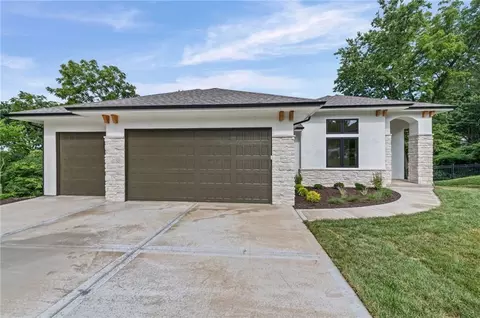 10410 River Hills Dr, Parkville, MO 64152