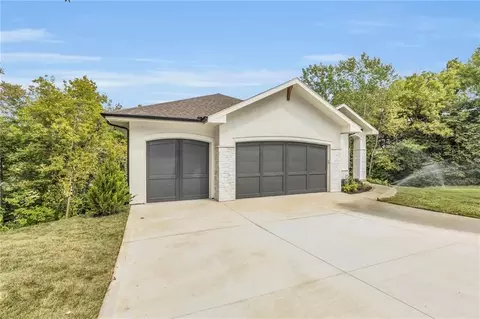10410 River Hills Dr, Parkville, MO 64152