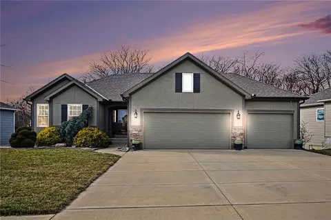 17702 Greyhawke Rdg, Smithville, MO 64089