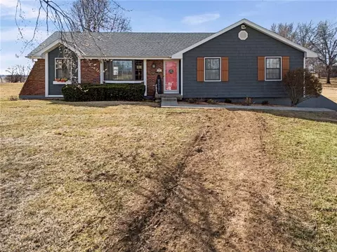 15 Lakevue Dr, Gower, MO 64454