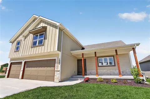7045 NW Yulich Ct, Parkville, MO 64152