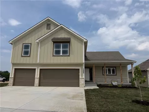 7045 NW Yulich Ct, Parkville, MO 64152