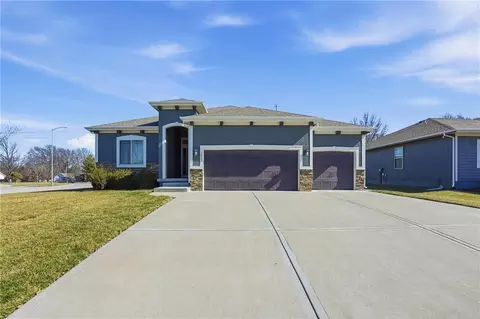 1013 NE Ravenwood Ter, Lees Summit, MO 64086