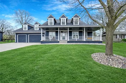 207 Saponi Ln, Lake Winnebago, MO 64034