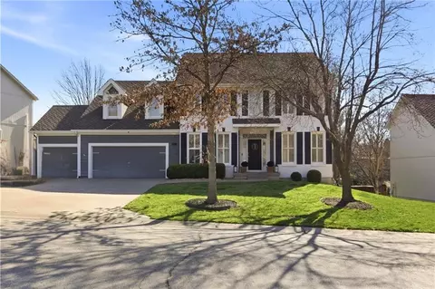 5827 Manor Ln, Parkville, MO 64152