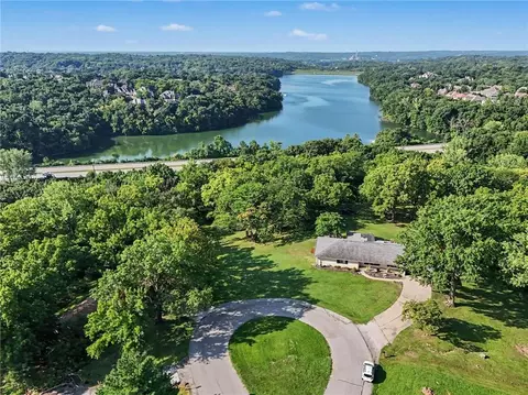 6501 NW Valley View Dr, Parkville, MO 64152