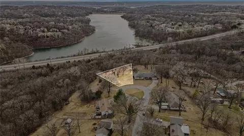 6501 NW Valley View Dr, Parkville, MO 64152
