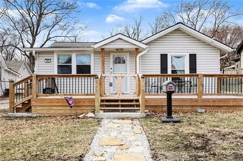 302 NE Green St, Lees Summit, MO 64063