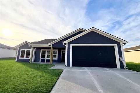 1302 NE Sequoia Ct, Oak Grove, MO 64075