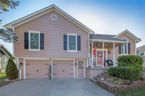 113 SE Bristol Dr, Lees Summit, MO 64063