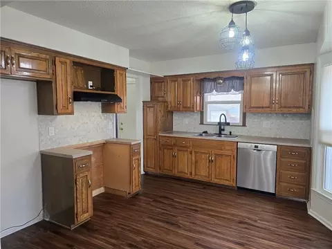 Kitchen - 1211 SE Briarcroft St, Lees Summit, MO 64063 photo 1 of 2