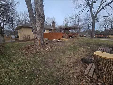 Exterior - 1211 SE Briarcroft St, Lees Summit, MO 64063 photo 10 of 17