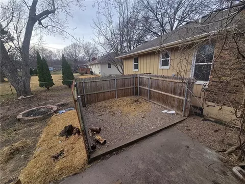 Exterior - 1211 SE Briarcroft St, Lees Summit, MO 64063 photo 8 of 17