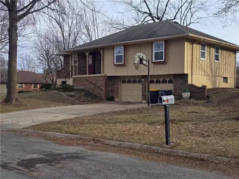Exterior - 1211 SE Briarcroft St, Lees Summit, MO 64063 photo 5 of 17
