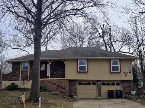 1211 SE Briarcroft St, Lees Summit, MO 64063