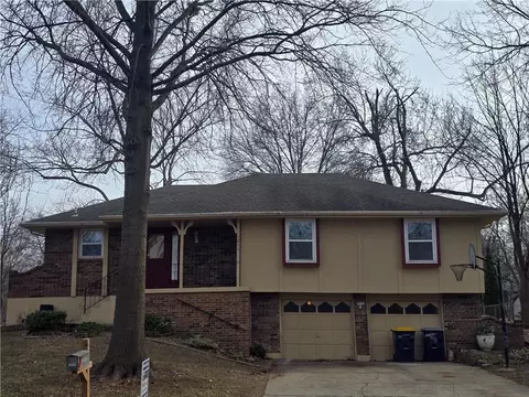 Exterior - 1211 SE Briarcroft St, Lees Summit, MO 64063 photo 3 of 17