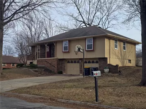 Exterior - 1211 SE Briarcroft St, Lees Summit, MO 64063 photo 2 of 17