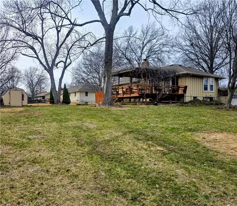 Exterior - 1211 SE Briarcroft St, Lees Summit, MO 64063 photo 16 of 17