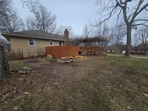 Exterior - 1211 SE Briarcroft St, Lees Summit, MO 64063 photo 11 of 17