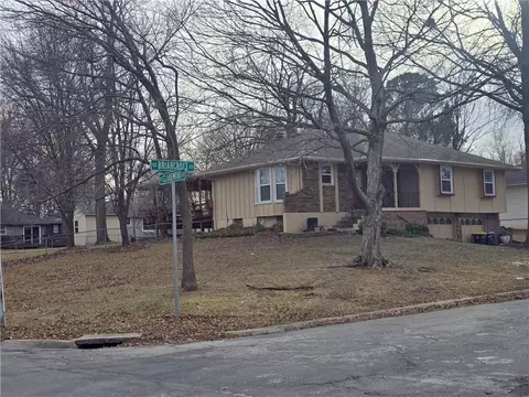 Exterior - 1211 SE Briarcroft St, Lees Summit, MO 64063 photo 4 of 17