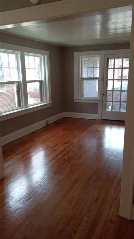 Living - 2511-2517 Mitchell Ave, Saint Joseph, MO 64507 photo 2 of 3