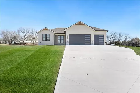 20322 166th St, Basehor, KS 66007