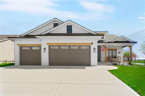 1845 Falcon Ct, Kearney, MO 64060