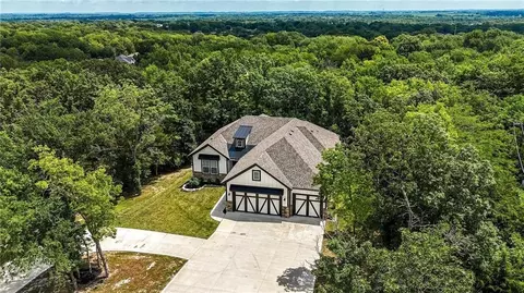 1807 SW Cemetery Rd, Oak Grove, MO 64075