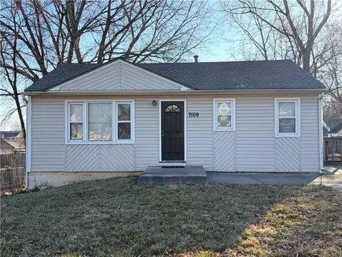 7109 N Cherry Ln, Gladstone, MO 64118