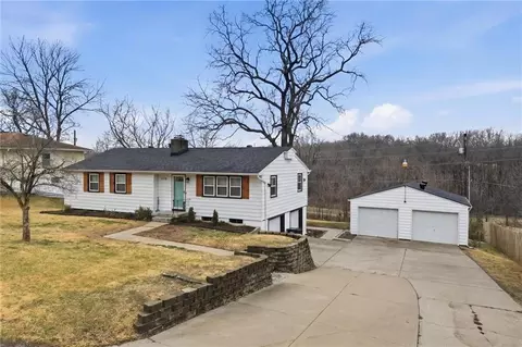 2816 Berry Ln, Independence, MO 64057