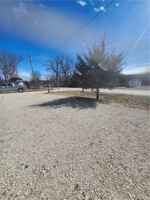1 Scamper Ln, Linn Valley, KS 66040
