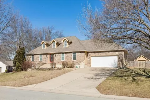 15424 Poplar St, Basehor, KS 66007