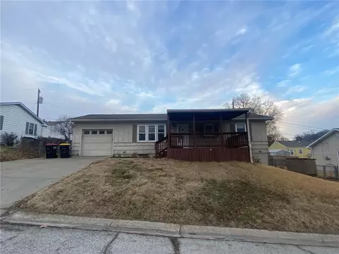 1012 Magnolia St, Excelsior Springs, MO 64024