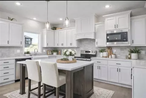 6118 Lewis Dr, Shawnee, KS 66226