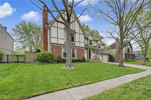 6609 N London Dr, Kansas City, MO 64151