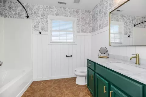 Bath - 992 E 750 Rd, Lawrence, KS 66047 photo 2 of 3