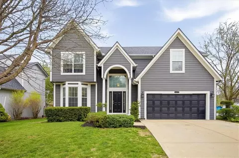 4439 Meadow View Dr, Shawnee, KS 66226