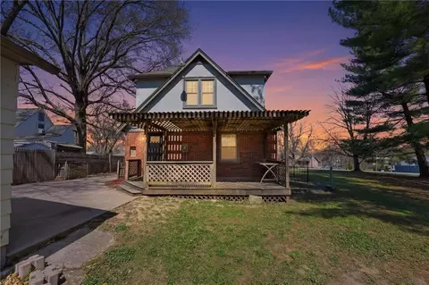 9621 E 33rd St, Independence, MO 64052