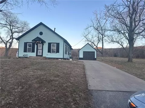 519 S Carlisle Dr, Sugar Creek, MO 64054