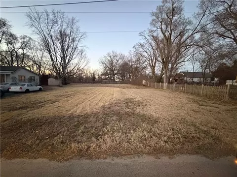 806 Zumwalt Ave, Grandview, MO 64030